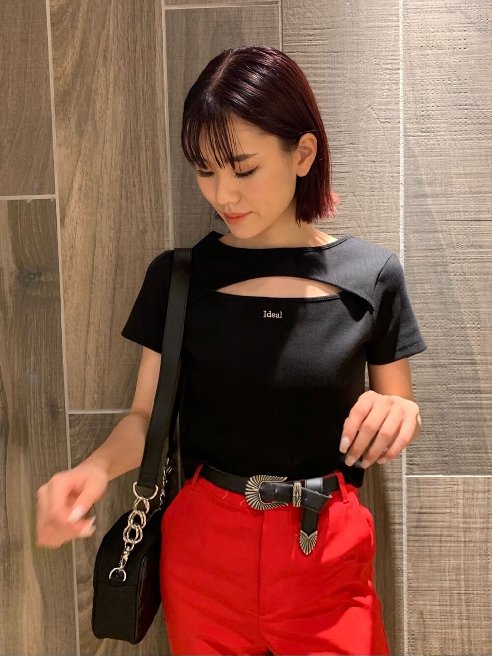 レッド系のその他パンツ、ブラック系のショルダーバッグ、ブラック系のブーツを着用したレディースの夏コーディネートの3枚目の写真