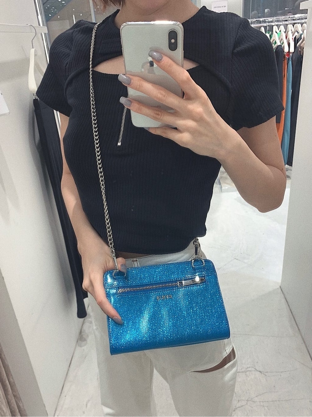 ブラック系のサンダル、ホワイト系のデニムパンツ、ブラック系のTシャツ/カットソーを着用したレディースの春コーディネートの7枚目の写真