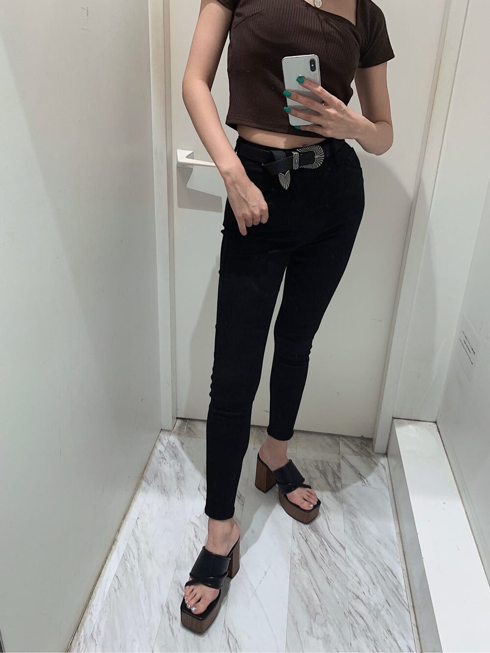 ブラック系のサンダル、ブラック系のデニムパンツ、ブラウン系のTシャツ/カットソーを着用したレディースの夏コーディネートの4枚目の写真