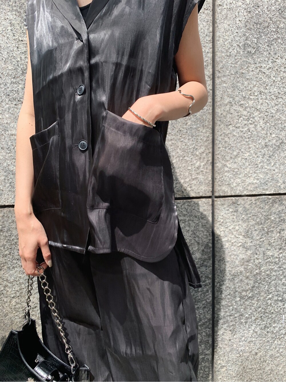 ブラック系のその他パンツ、ブラック系のテーラードジャケット、ブラック系のサンダルを着用したレディースの春コーディネートの5枚目の写真