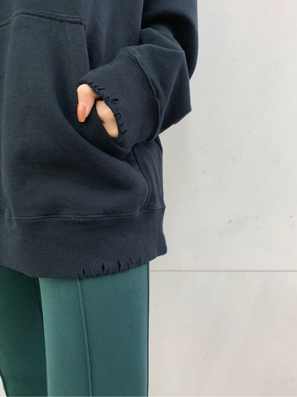 ブラック系のショルダーバッグ、ブラック系のブーツ、ブラック系のパーカーを着用したレディースの秋コーディネートの5枚目の写真