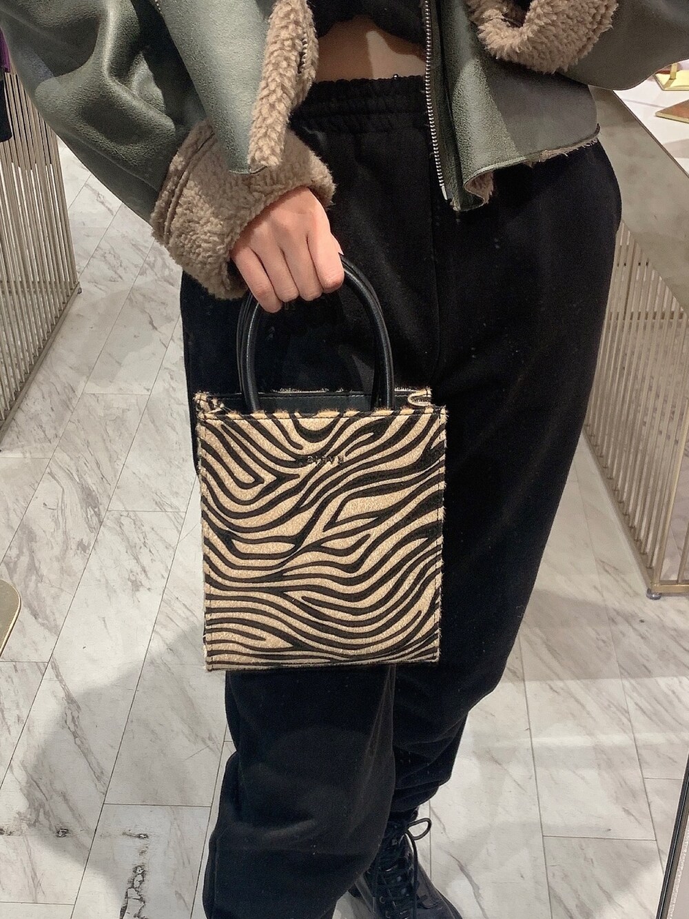 ブラック系のブルゾン、ブラック系のスウェットパンツ、ブラック系のスウェットを着用したレディースの冬コーディネートの8枚目の写真