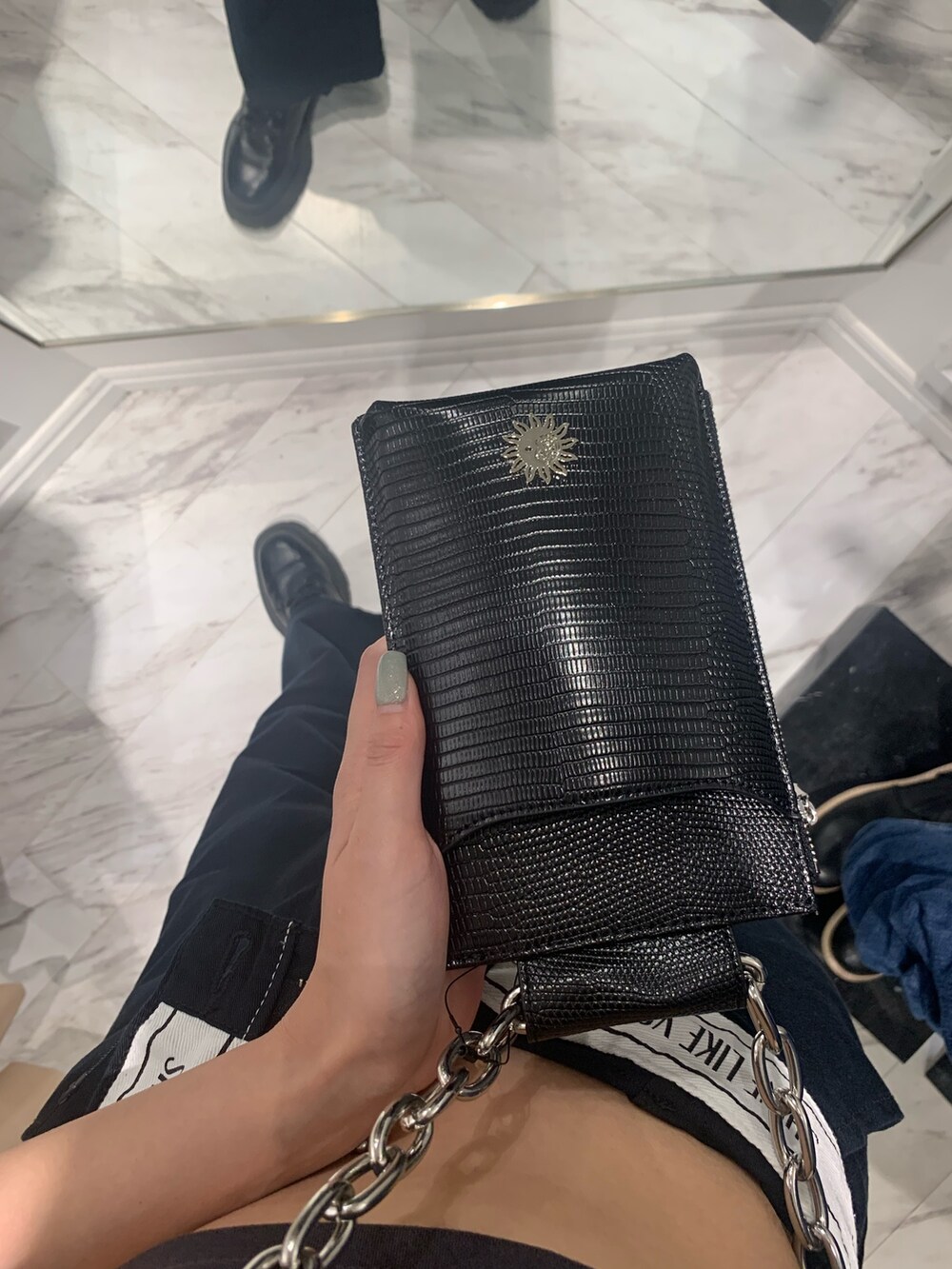 ブラック系のブーツ、グレー系のTシャツ/カットソー、ブラック系のその他パンツを着用したレディースの春コーディネートの6枚目の写真