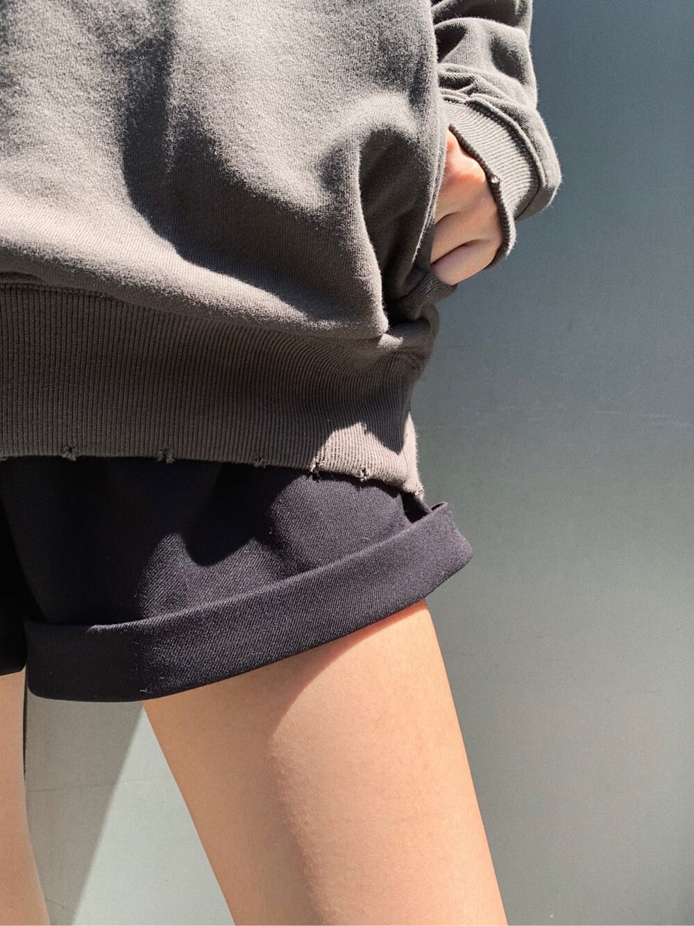 ブラック系のその他パンツ、ブラック系のスウェット、その他のブーツを着用したレディースの秋コーディネートの6枚目の写真