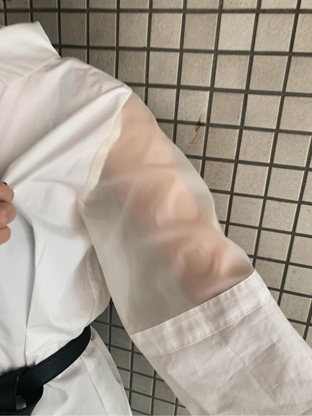 ブラック系のその他パンツ、ブラック系のサンダル、ホワイト系のシャツ/ブラウスを着用したレディースの夏コーディネートの6枚目の写真