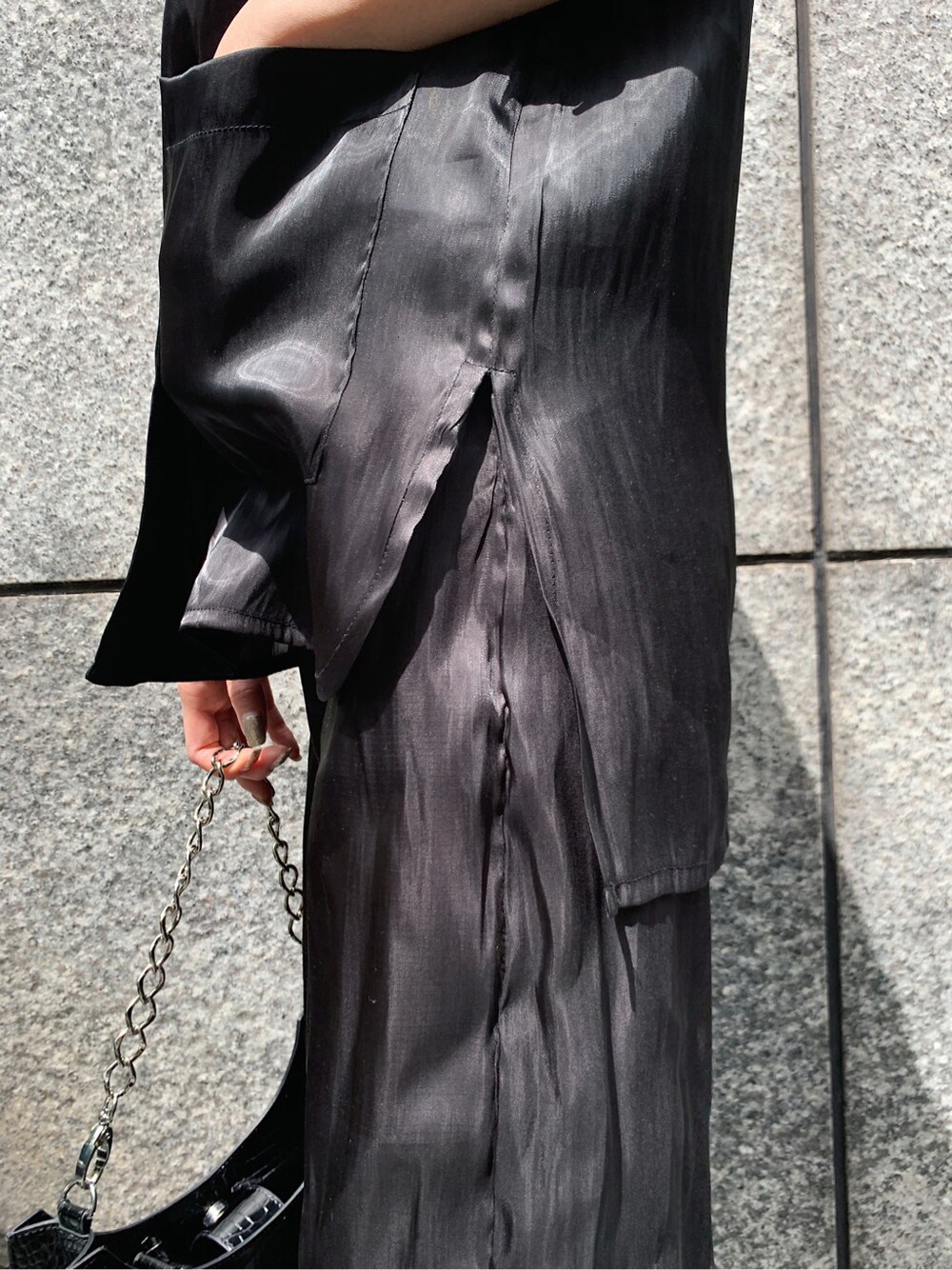 ブラック系のその他パンツ、ブラック系のテーラードジャケット、ブラック系のサンダルを着用したレディースの春コーディネートの6枚目の写真