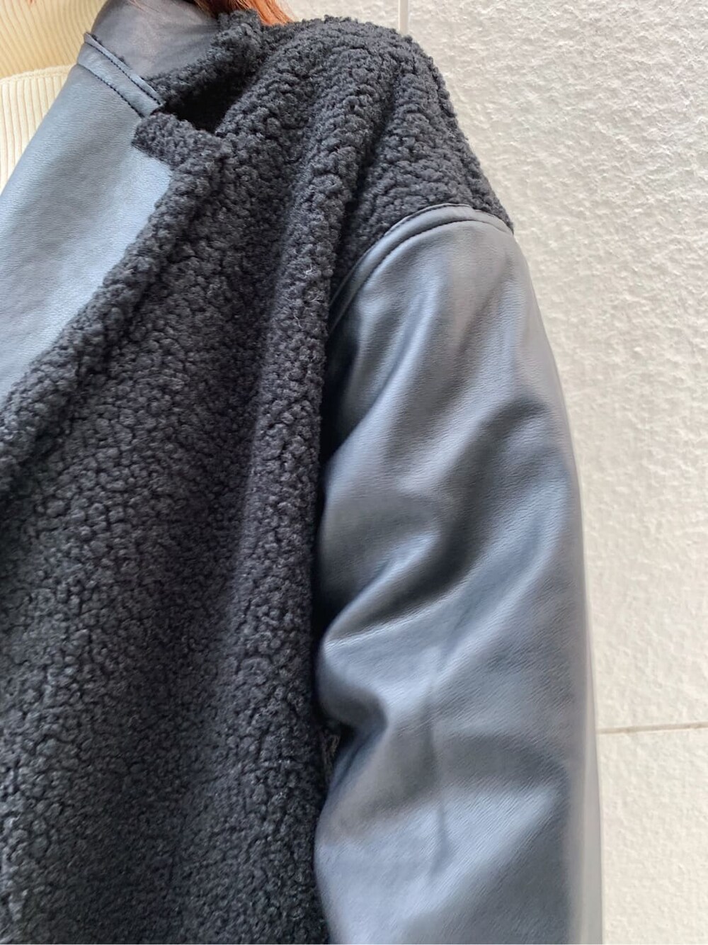 ブラック系のデニムパンツ、ブラック系のショルダーバッグ、ブラック系のブーツを着用したレディースの冬コーディネートの7枚目の写真