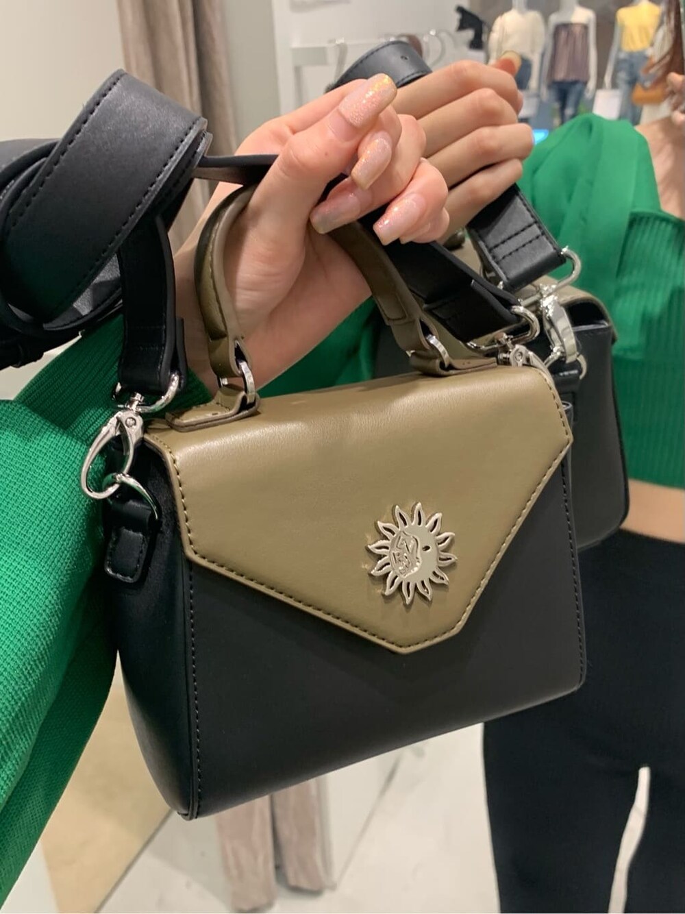 ブラック系のその他パンツ、ブラック系のサンダル、ブラック系のショルダーバッグを着用したレディースの夏コーディネートの6枚目の写真