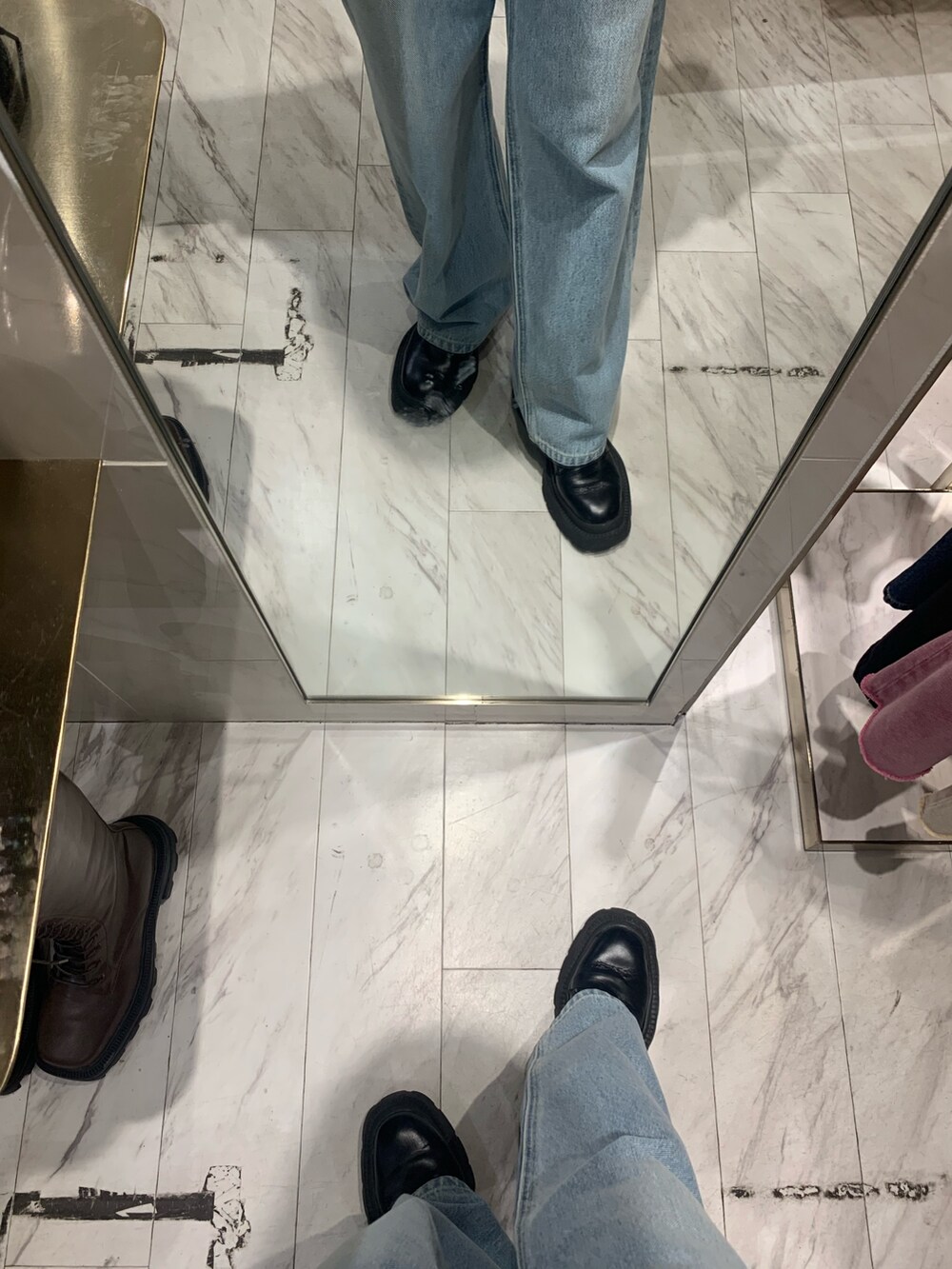 ブルー系のデニムパンツ、ブラック系のニット/セーター、ホワイト系のキャミソールを着用したレディースの春コーディネートの9枚目の写真