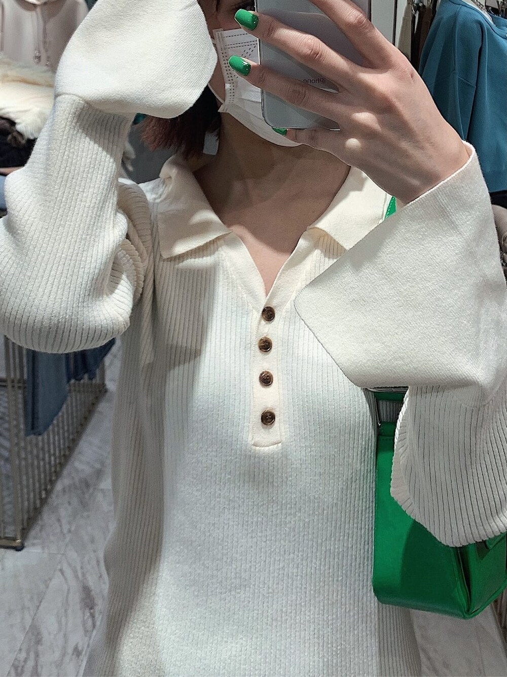 ホワイト系のワンピース、グリーン系のショルダーバッグ、ブラック系のブーツを着用したレディースの冬コーディネートの2枚目の写真