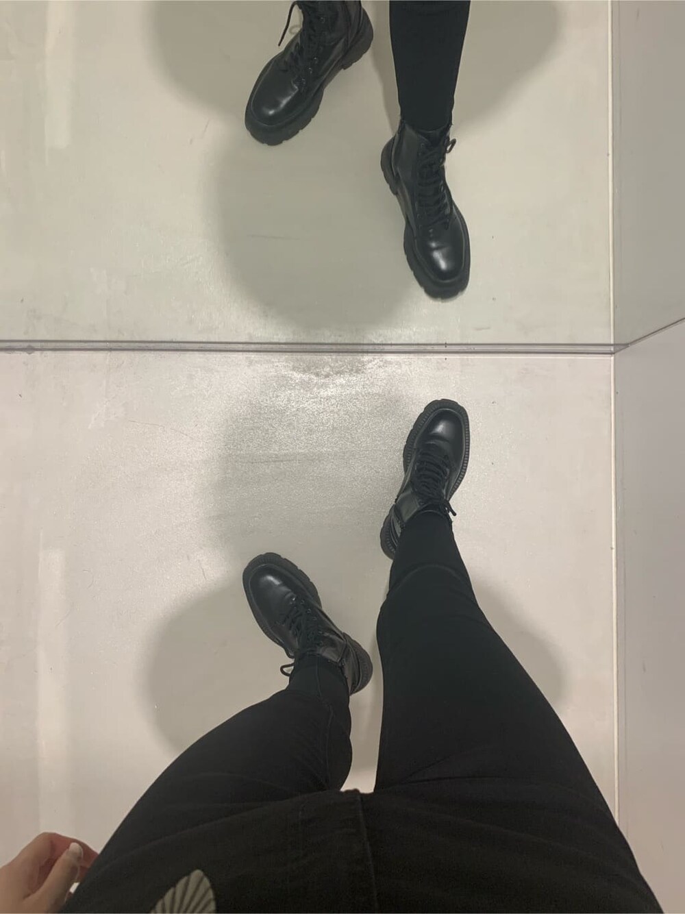 ブラック系のブーツ、ブラック系のタンクトップ、ブラック系のデニムパンツを着用したレディースの夏コーディネートの6枚目の写真