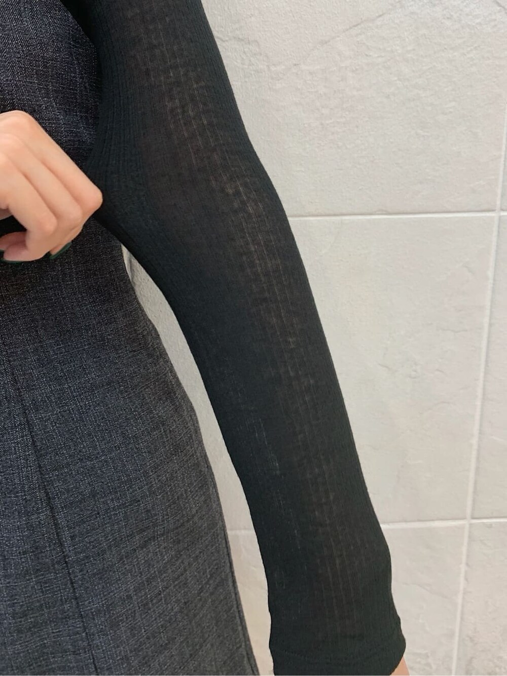 ブラック系のショルダーバッグ、ブラック系のTシャツ/カットソー、グレー系のワンピースを着用したレディースの秋コーディネートの4枚目の写真