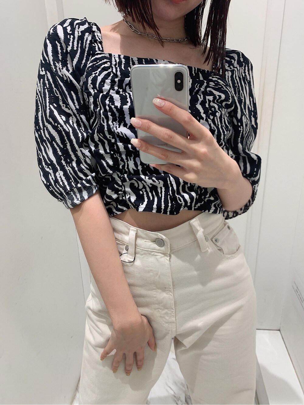 その他のシャツ/ブラウス、ホワイト系のデニムパンツを着用したレディースの春コーディネートの5枚目の写真