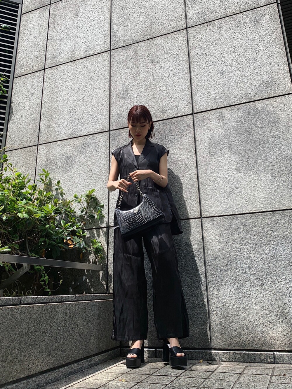 ブラック系のその他パンツ、ブラック系のテーラードジャケット、ブラック系のサンダルを着用したレディースの春コーディネートの2枚目の写真