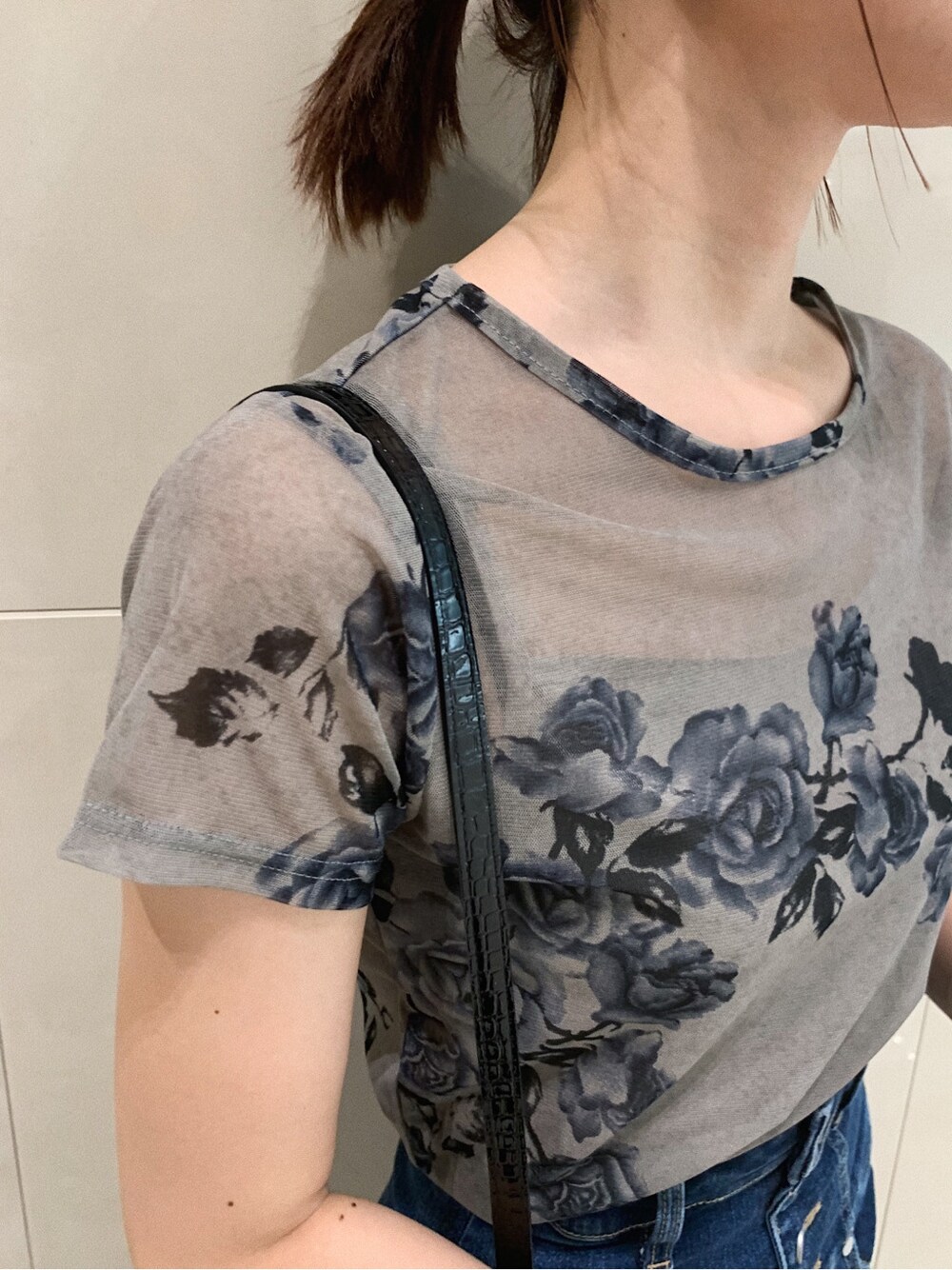 ブルー系のデニムパンツ、ブラック系のサンダルを着用したレディースの春コーディネートの2枚目の写真