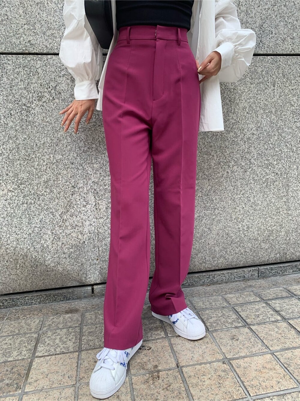 ブラック系のキャミソール、ブラック系のショルダーバッグ、ピンク系のその他パンツを着用したレディースの夏コーディネートの7枚目の写真