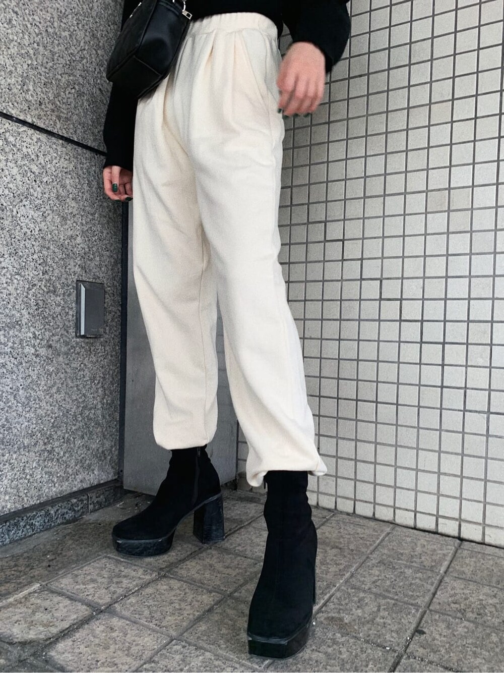 ホワイト系のスウェットパンツ、ブラック系のショルダーバッグを着用したレディースの秋コーディネートの5枚目の写真