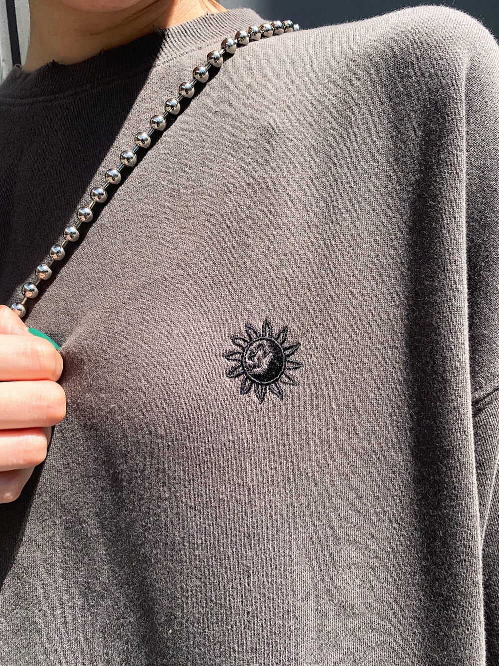 ブラック系のその他パンツ、ブラック系のスウェット、その他のブーツを着用したレディースの秋コーディネートの3枚目の写真