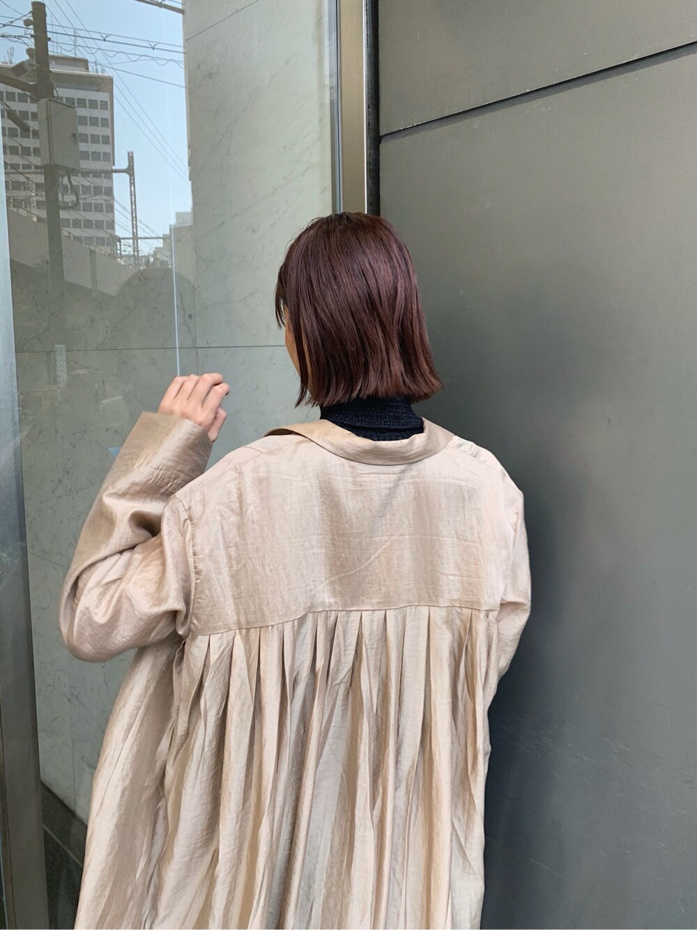 ベージュ系のその他アウター、ブラック系のサンダル、ブラック系のタンクトップを着用したレディースの春コーディネートの4枚目の写真