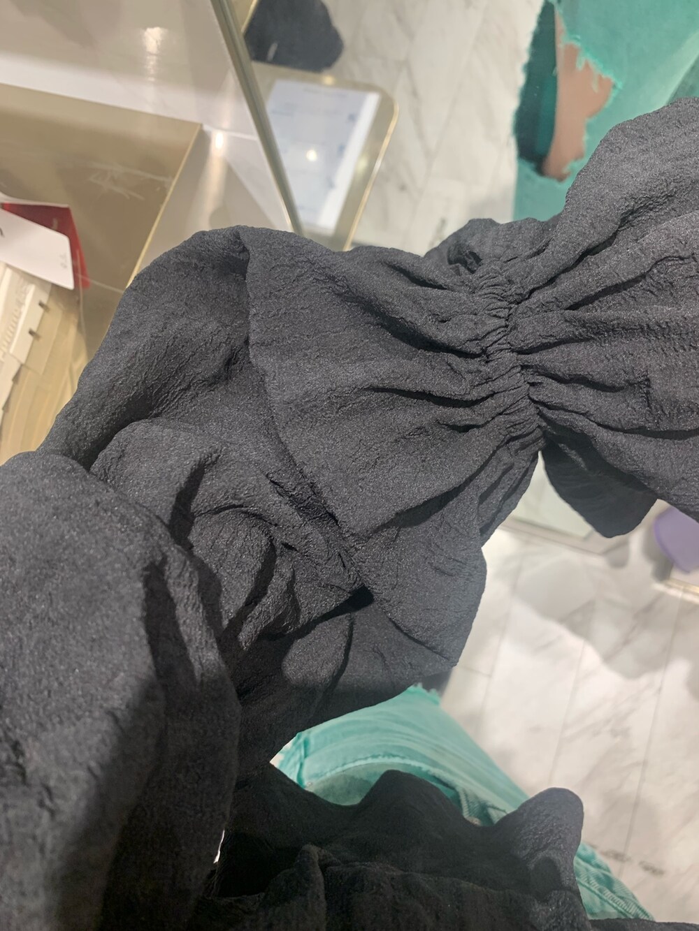 グリーン系のデニムパンツ、ブラック系のサンダル、ブラック系のシャツ/ブラウスを着用したレディースの春コーディネートの5枚目の写真