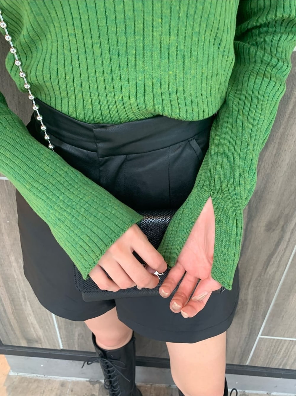 ブラック系のその他パンツ、ブラック系のブーツ、ブラック系のショルダーバッグを着用したレディースの秋コーディネートの5枚目の写真