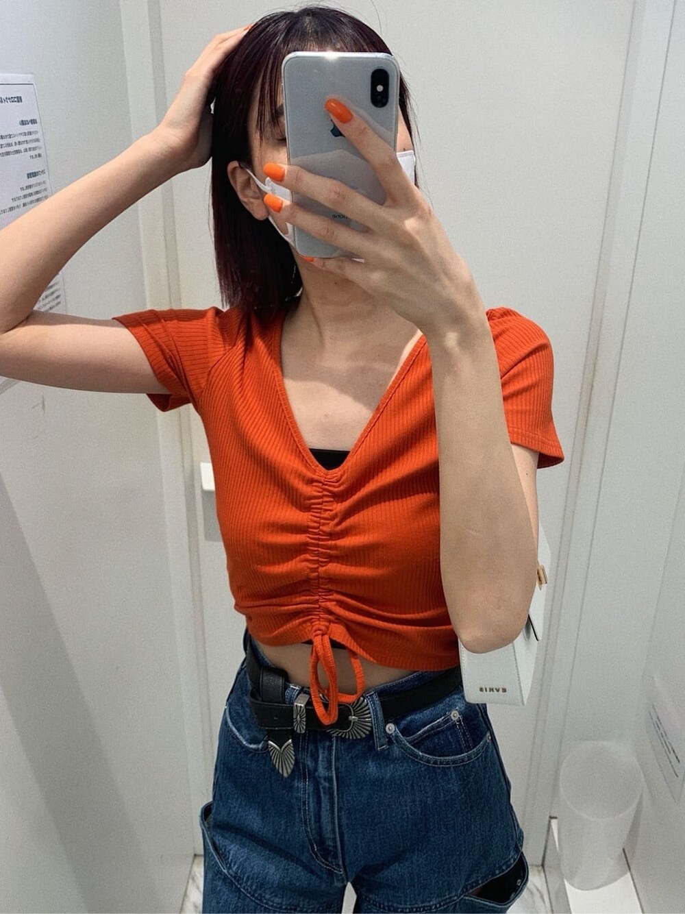 ブラック系のサンダル、ブルー系のデニムパンツ、ホワイト系のショルダーバッグを着用したレディースの春コーディネートの3枚目の写真