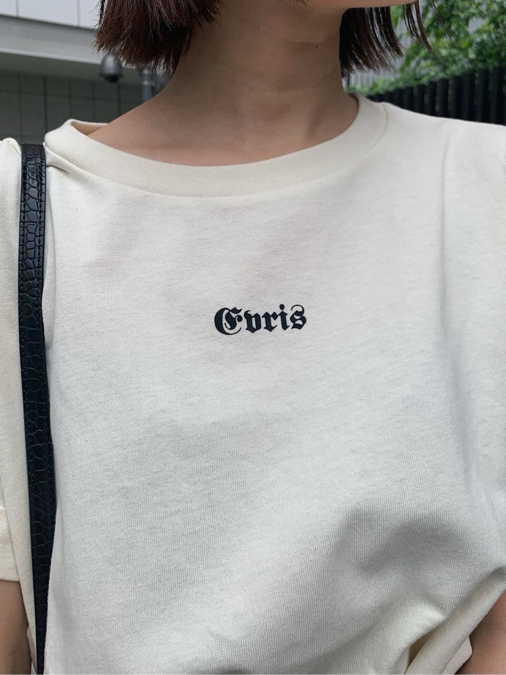 ブラック系のサンダル、ホワイト系のTシャツ/カットソー、ブラック系のベルトを着用したレディースの夏コーディネートの4枚目の写真