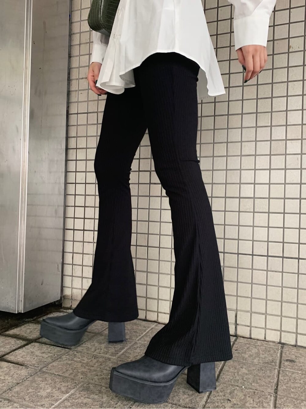 ブラック系のその他パンツ、ブラック系のサンダル、ホワイト系のシャツ/ブラウスを着用したレディースの夏コーディネートの7枚目の写真