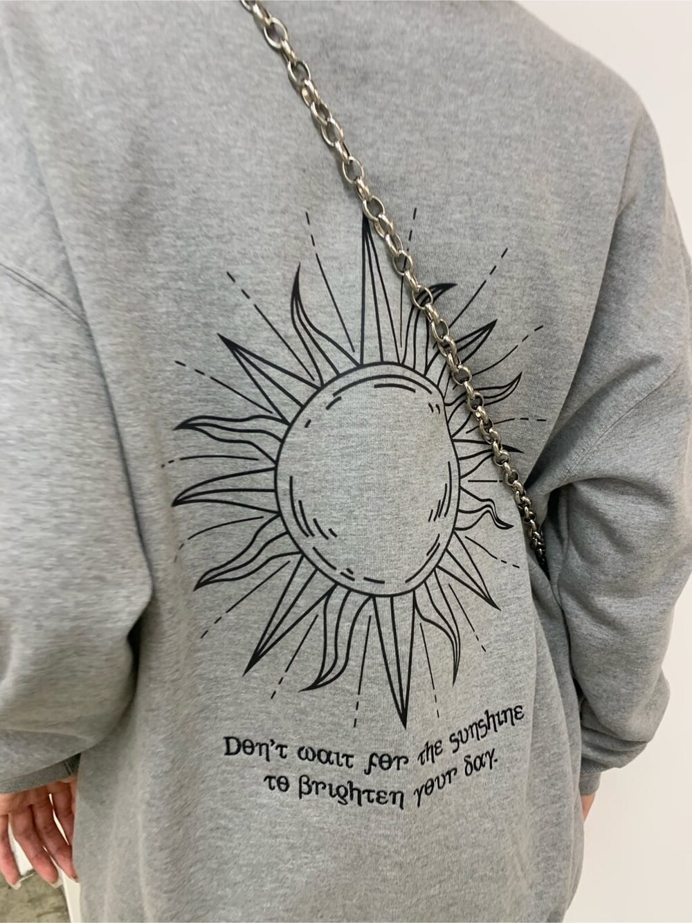 ブラック系のブーツ、グレー系のスウェット、ブラック系のブルゾンを着用したレディースの秋コーディネートの5枚目の写真