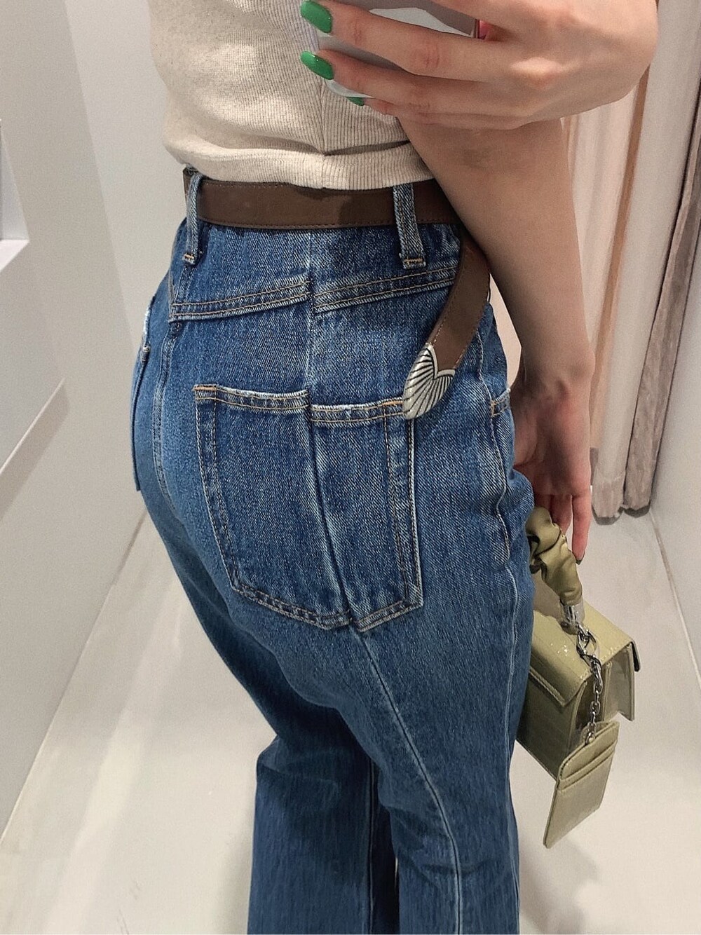 ブラウン系のパンプス、ブルー系のデニムパンツ、ベージュ系のTシャツ/カットソーを着用したレディースの春コーディネートの6枚目の写真