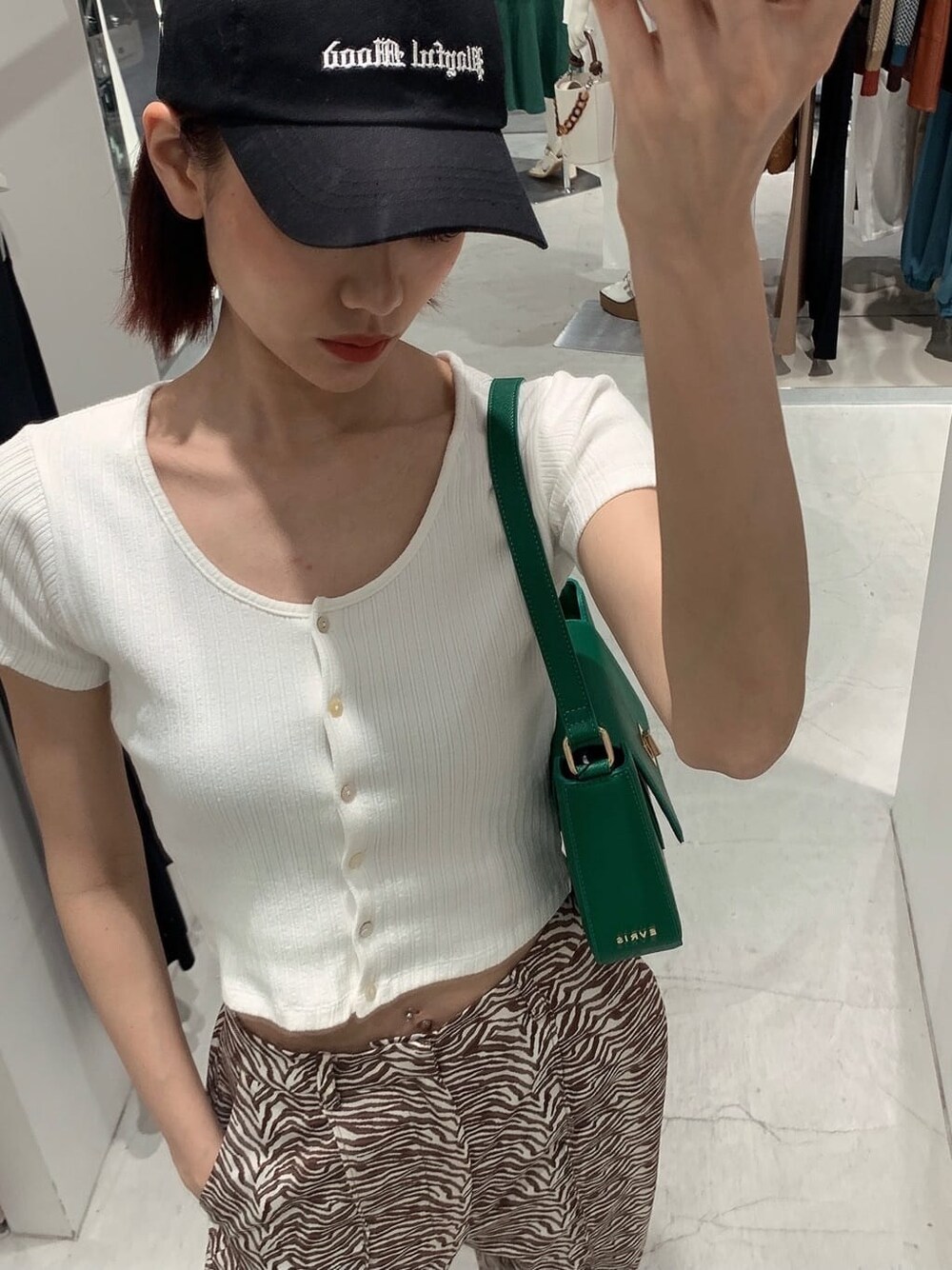 ホワイト系のTシャツ/カットソー、その他のその他パンツ、グリーン系のショルダーバッグを着用したレディースの春コーディネートの8枚目の写真