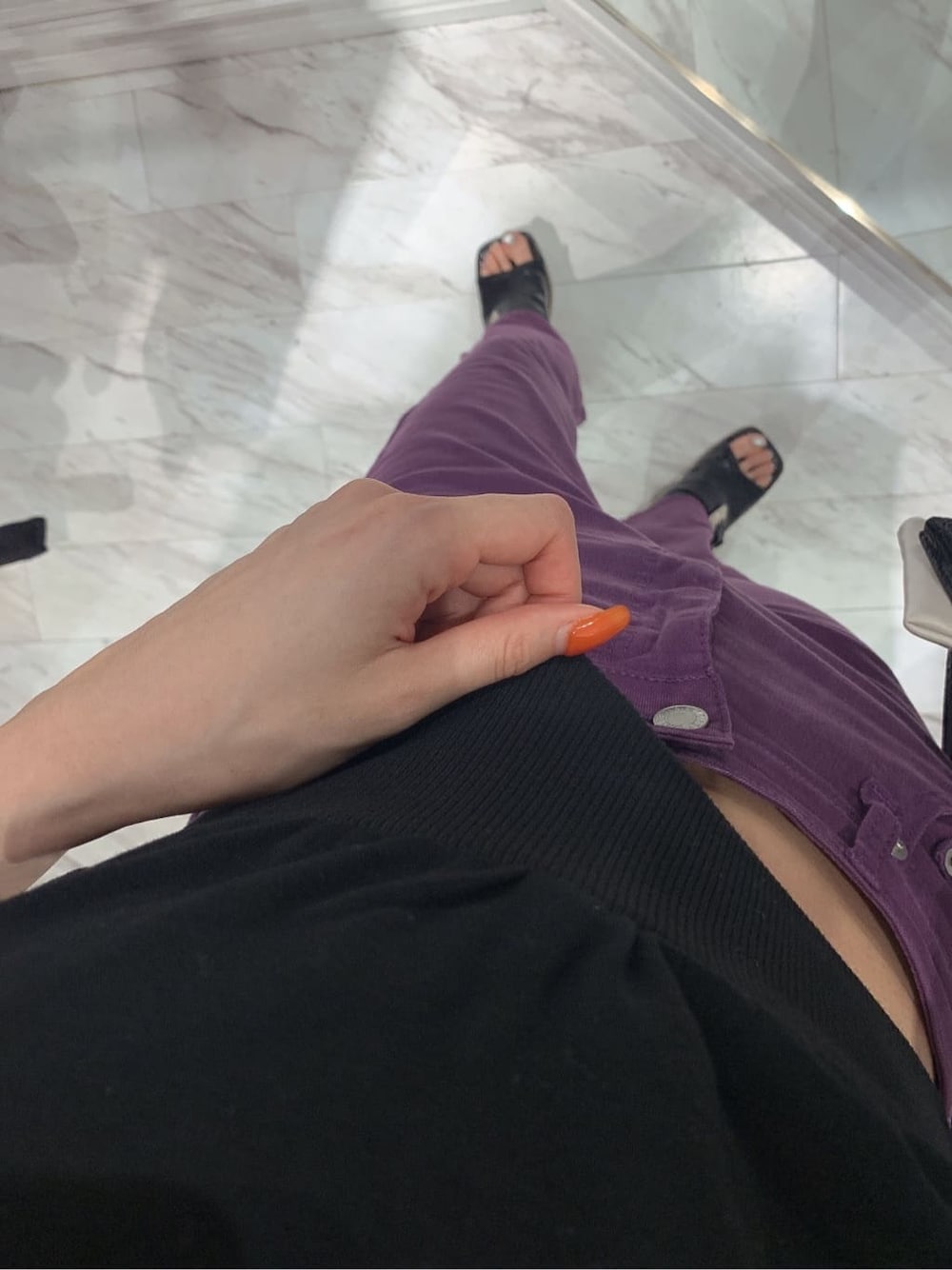 ブラック系のサンダル、パープル系のデニムパンツ、ブラック系のTシャツ/カットソーを着用したレディースの夏コーディネートの6枚目の写真