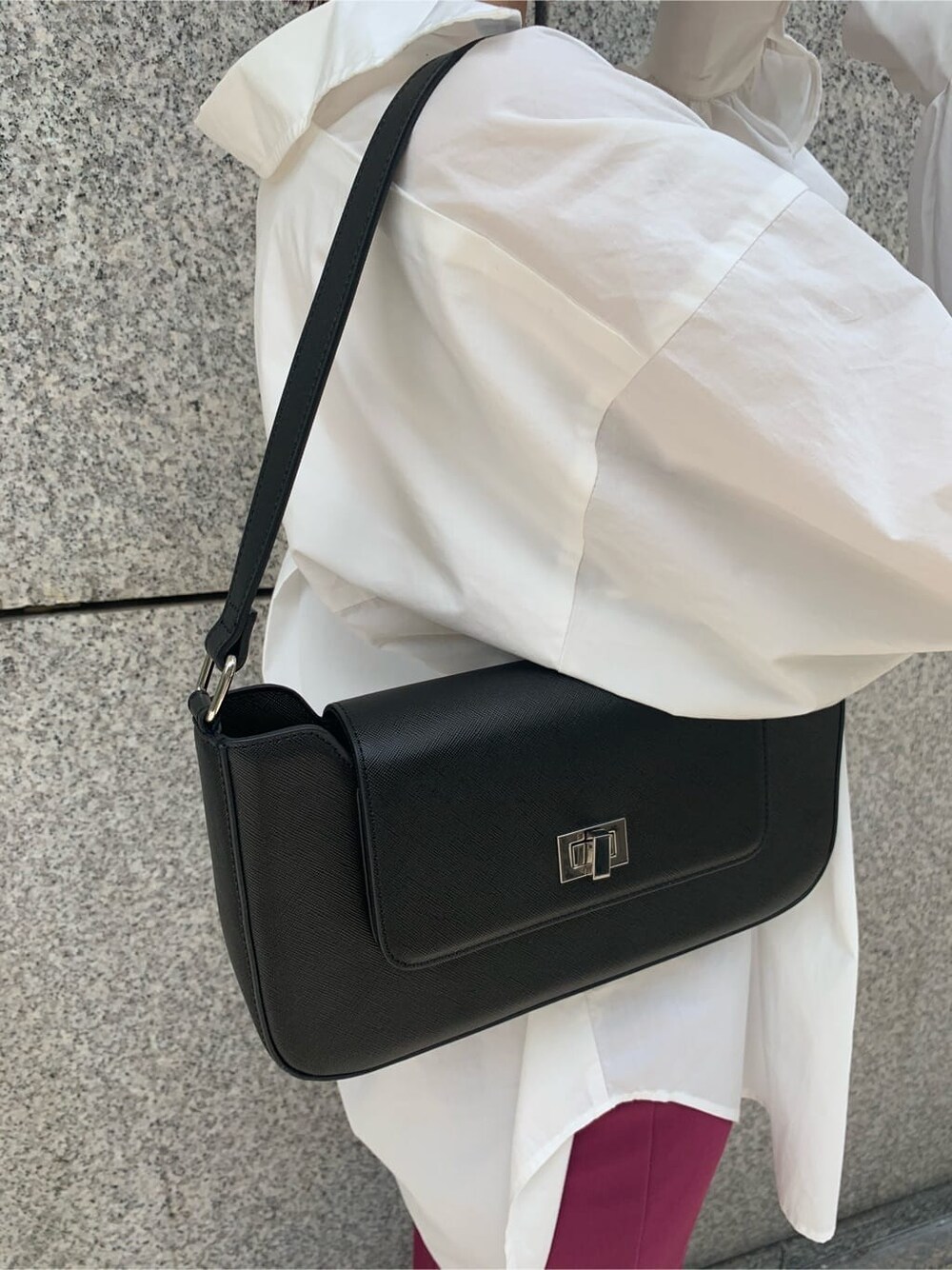 ブラック系のキャミソール、ブラック系のショルダーバッグ、ピンク系のその他パンツを着用したレディースの夏コーディネートの10枚目の写真