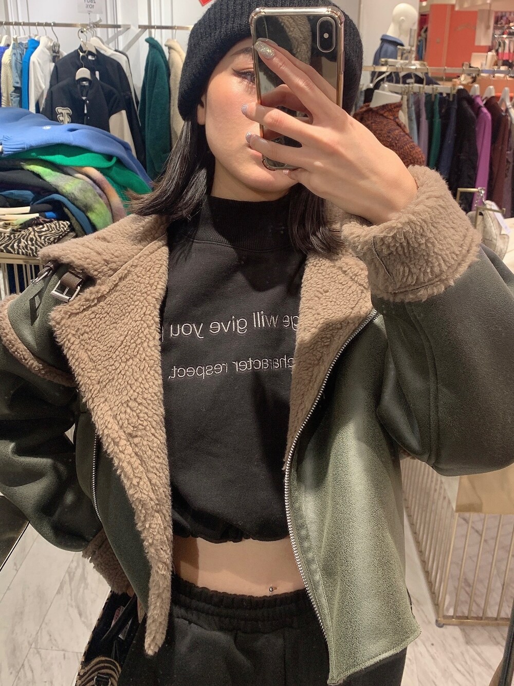 ブラック系のブルゾン、ブラック系のスウェットパンツ、ブラック系のスウェットを着用したレディースの冬コーディネートの5枚目の写真