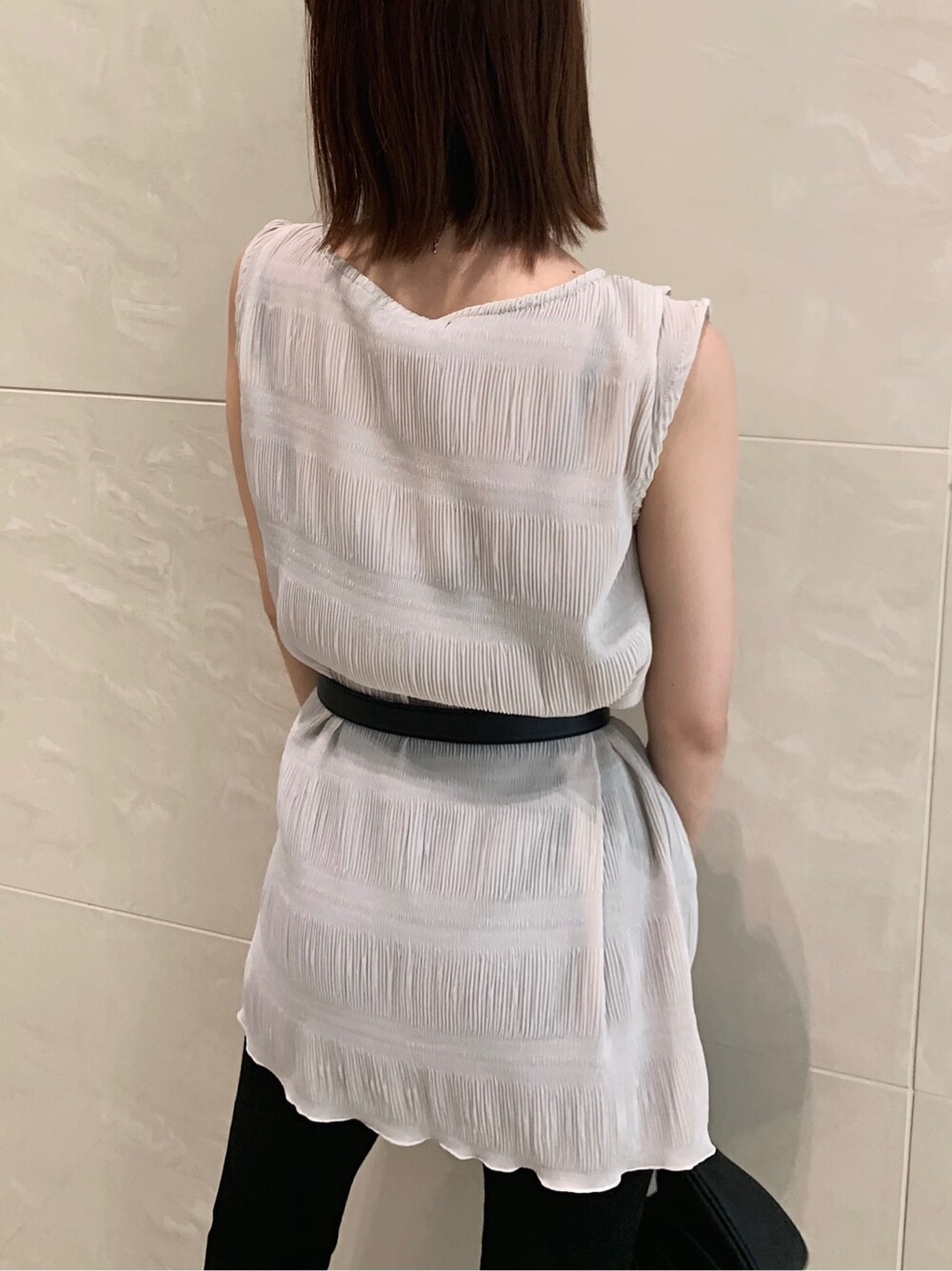 ホワイト系のTシャツ/カットソー、ブラック系のその他パンツ、ブラック系のハンドバッグを着用したレディースの春コーディネートの4枚目の写真