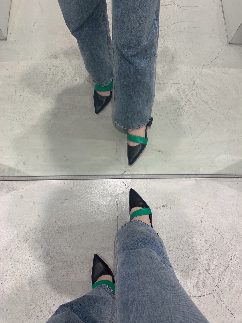 グリーン系のショルダーバッグ、ブルー系のデニムパンツ、ブラック系のニット/セーターを着用したレディースの春コーディネートの10枚目の写真