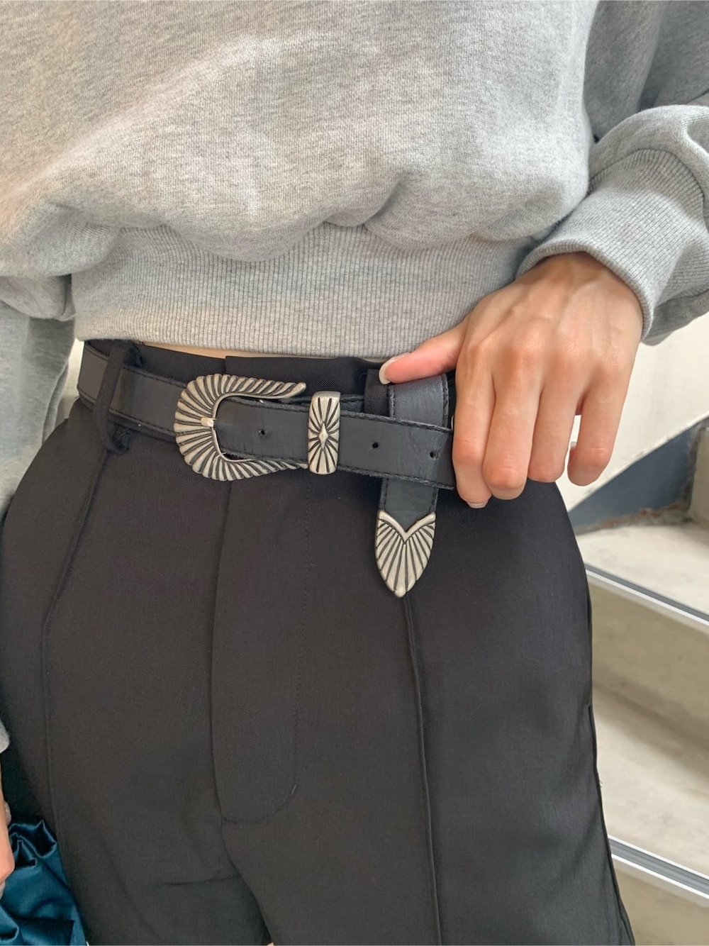 ブラック系のブーツ、ブルー系のハンドバッグ、グレー系のスウェットを着用したレディースの秋コーディネートの8枚目の写真