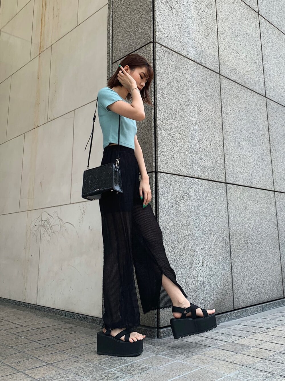 ブラック系のサンダル、ブラック系のその他パンツ、ブルー系のTシャツ/カットソーを着用したレディースの夏コーディネートの2枚目の写真