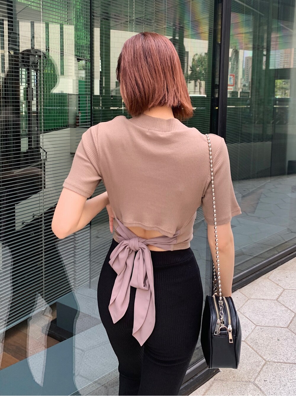 ブラック系のその他パンツ、ブラック系のサンダル、ブラウン系のTシャツ/カットソーを着用したレディースの春コーディネートの5枚目の写真