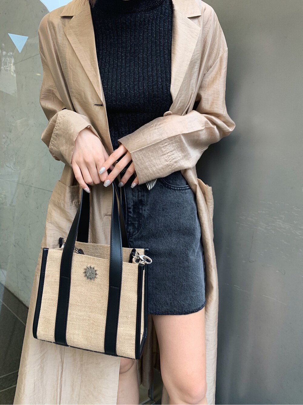 ベージュ系のその他アウター、ブラック系のサンダル、ブラック系のタンクトップを着用したレディースの春コーディネートの6枚目の写真