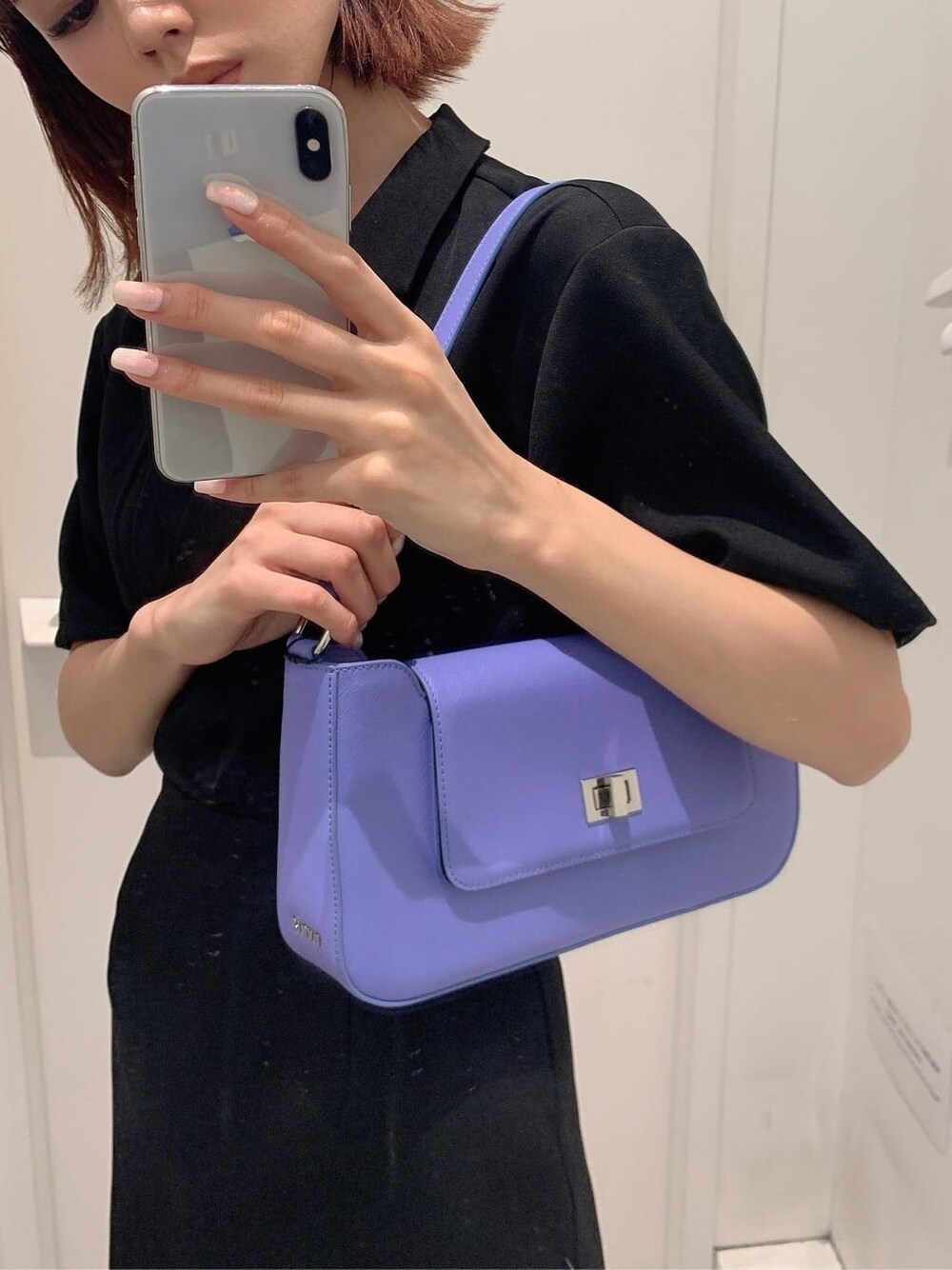 ブラック系のブーツ、パープル系のショルダーバッグ、ブラック系のワンピースを着用したレディースの夏コーディネートの5枚目の写真