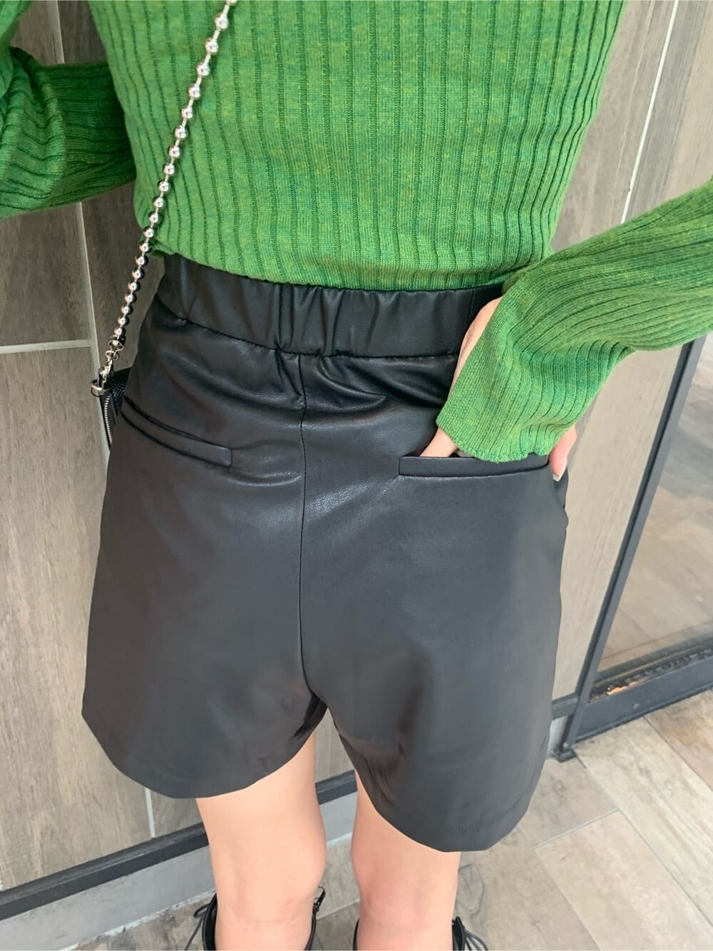 ブラック系のその他パンツ、ブラック系のブーツ、ブラック系のショルダーバッグを着用したレディースの秋コーディネートの7枚目の写真