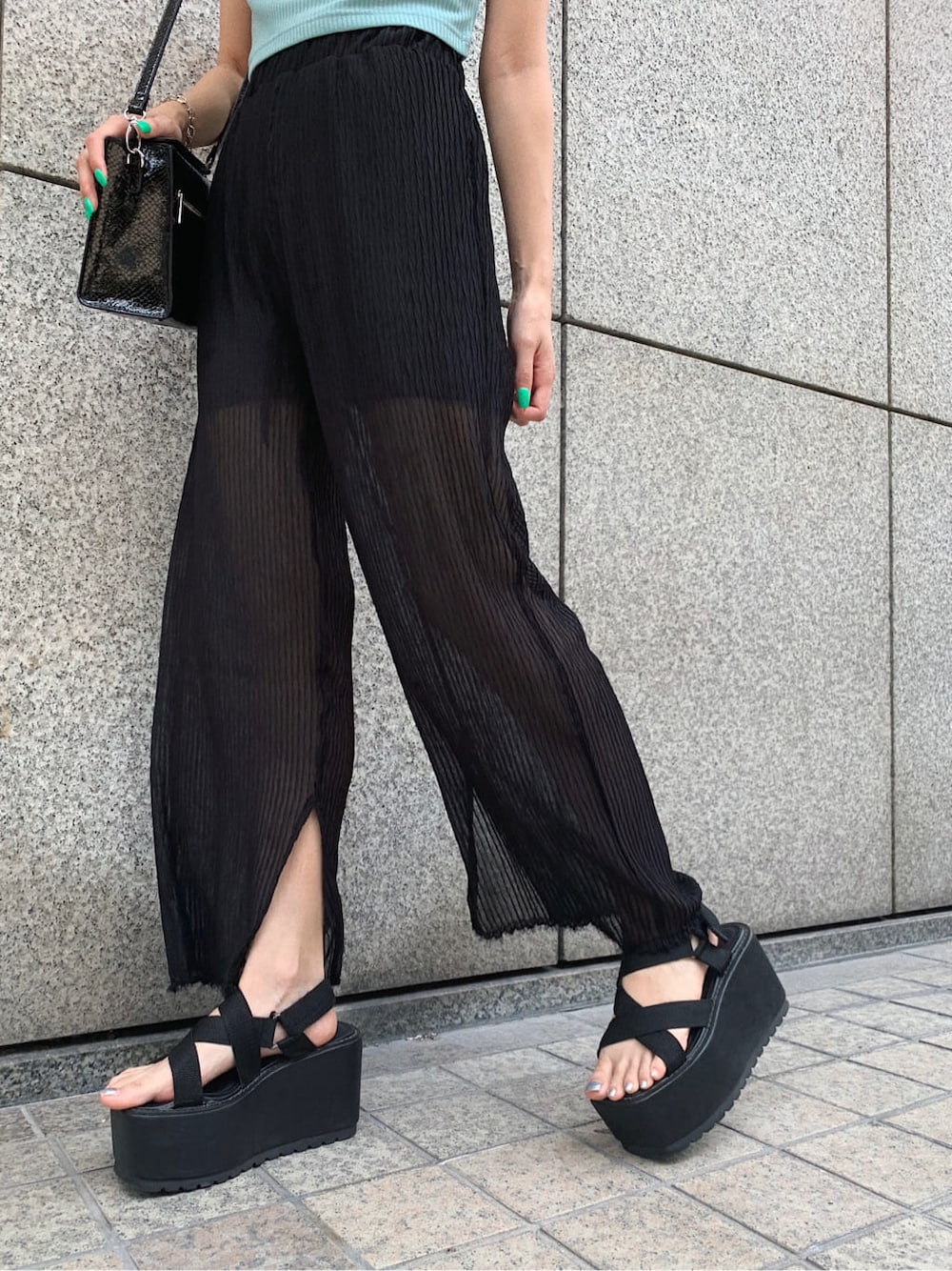 ブラック系のサンダル、ブラック系のその他パンツ、ブルー系のTシャツ/カットソーを着用したレディースの夏コーディネートの4枚目の写真