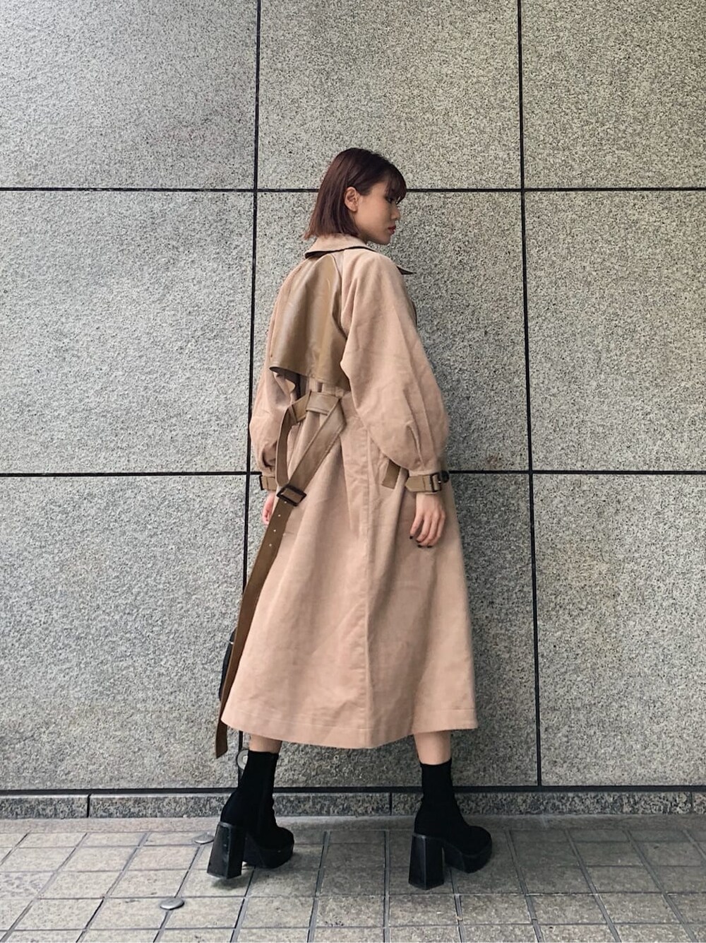 ブラック系のショルダーバッグ、ブラウン系のその他パンツ、ベージュ系のトレンチコートを着用したレディースの秋コーディネートの2枚目の写真