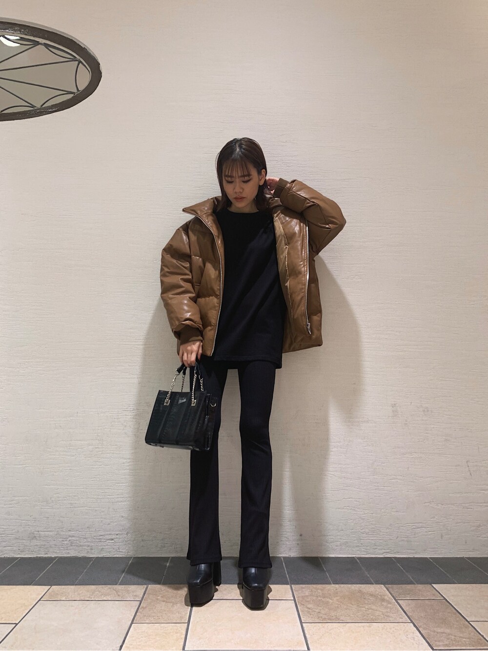 ブラック系のレギンス/スパッツを着用したレディースの秋コーディネートの2枚目の写真