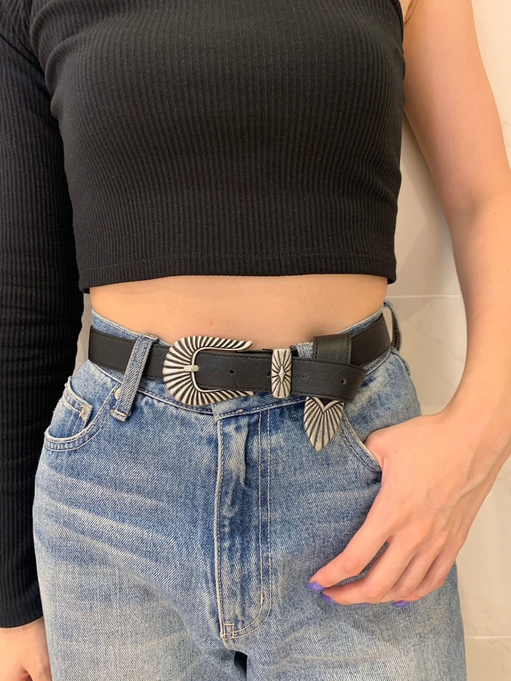 ブラック系のブーツ、ブルー系のデニムパンツ、ブルー系のショルダーバッグを着用したレディースの夏コーディネートの7枚目の写真