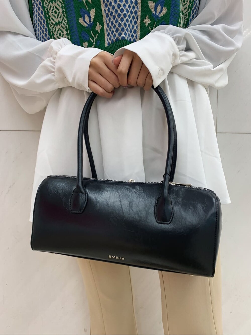 ブラック系のローファー、ブラック系のボストンバッグ、グリーン系のシャツ/ブラウスを着用したレディースの冬コーディネートの6枚目の写真