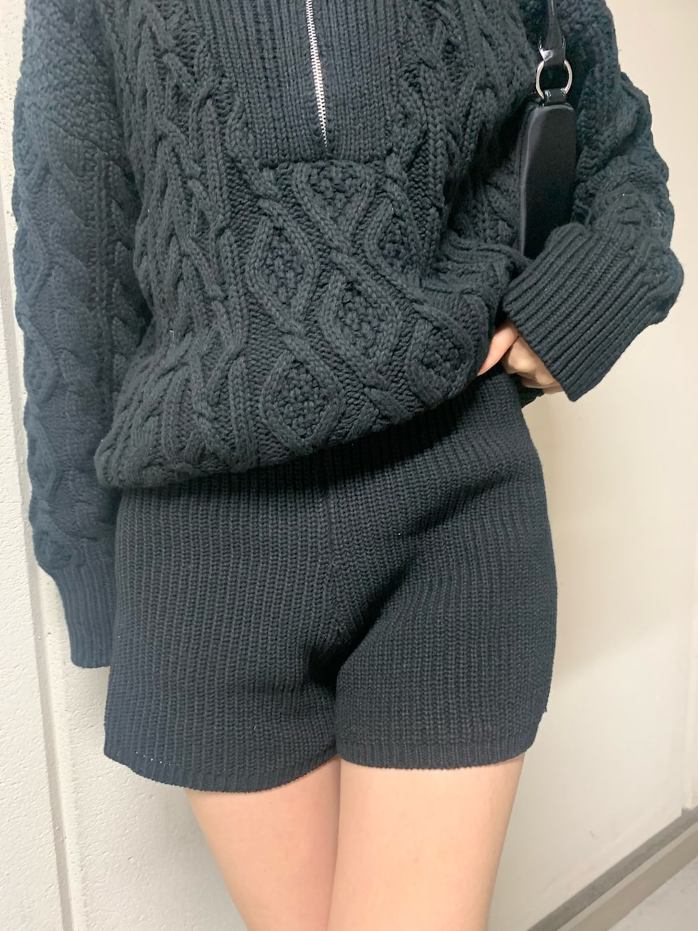 ブラック系のニット/セーター、ブラック系のハンドバッグ、ブラック系のその他パンツを着用したレディースの秋コーディネートの7枚目の写真