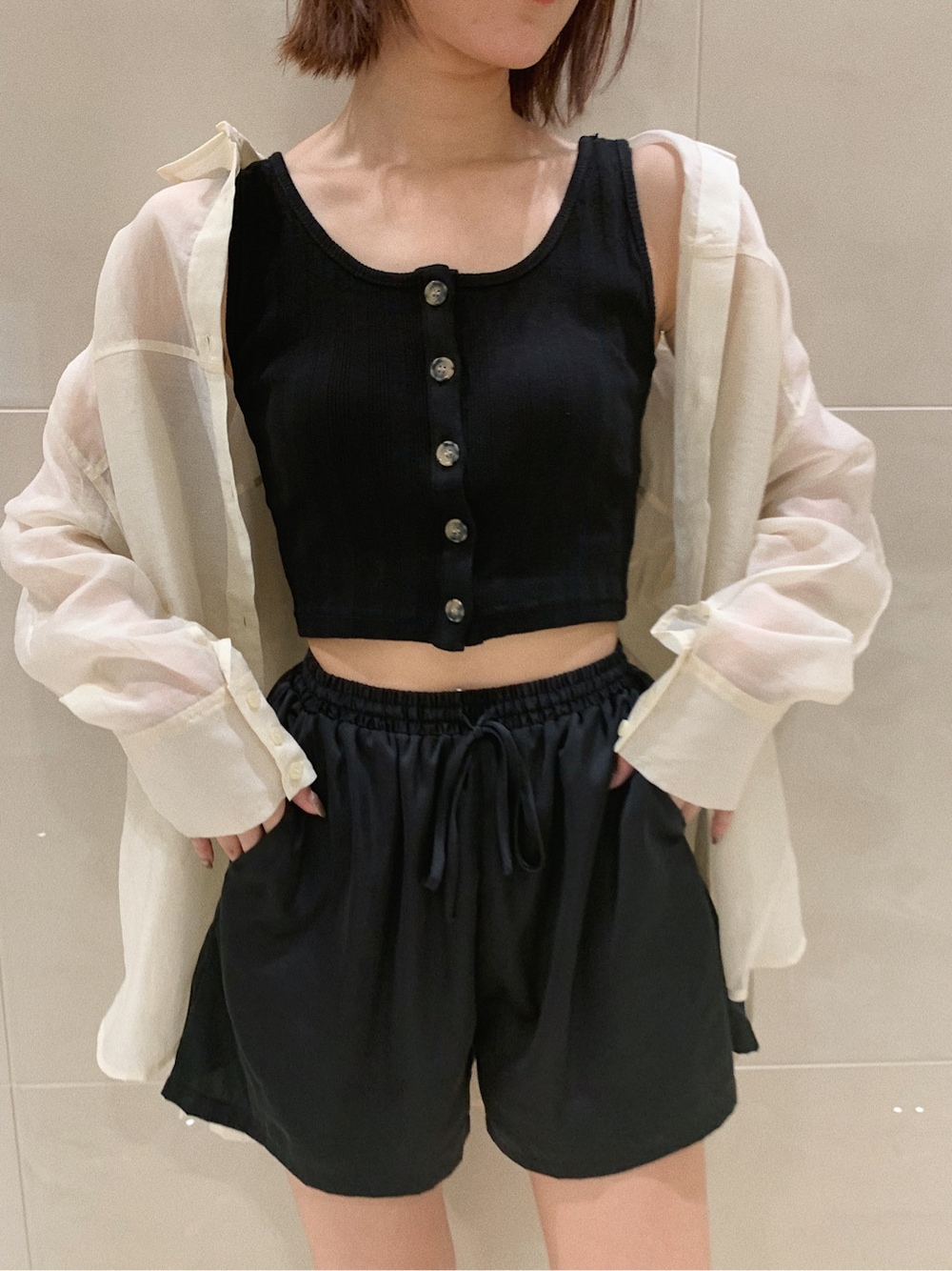 ブラック系のその他パンツ、ホワイト系のシャツ/ブラウス、ブラック系のタンクトップを着用したレディースの春コーディネートの4枚目の写真