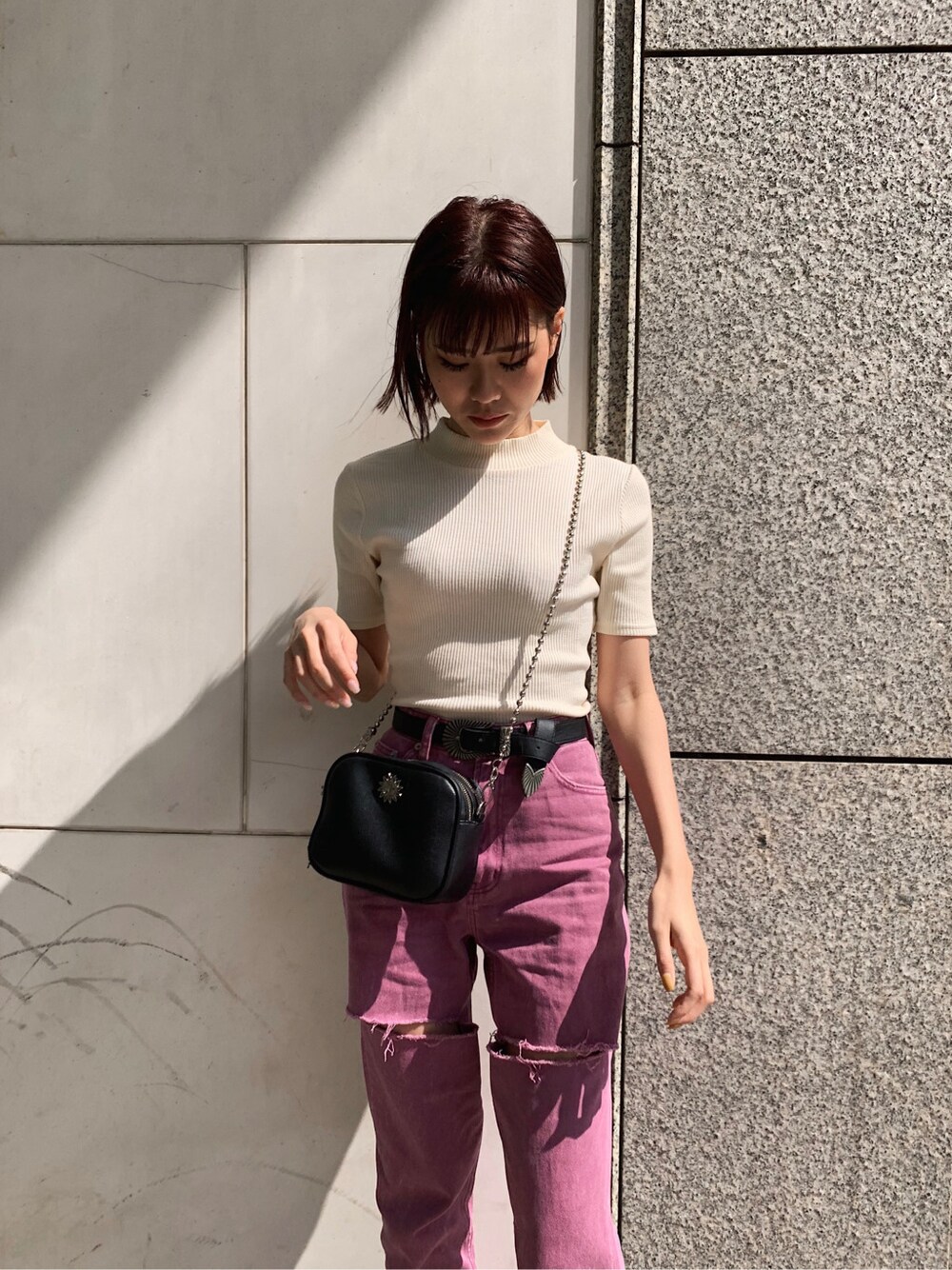 ブラック系のサンダル、パープル系のデニムパンツ、ホワイト系のTシャツ/カットソーを着用したレディースの春コーディネートの5枚目の写真